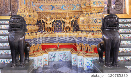 Traditional Black Dragon statues, exterior detail of The Emerald Buddha in Wat Phra Kaew. 120785889