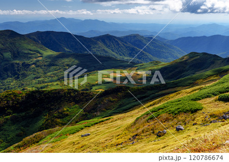 暑寒別岳登山　秋の北海道の絶景 日本二百名山 120786674
