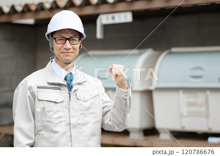ガッツポーズをする作業服の男性 120786676