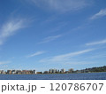 青空と水面に映えるモダンな建物群 120786707
