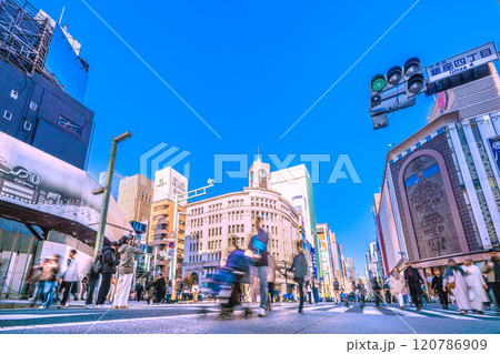 日本の東京都市景観 再開発続々…賑わう歩行者天国の銀座。左は三愛解体工事…新時代へ=12月1日 日本の東京都市景観 再開発続々…賑わう歩行者天国の銀座。左は三愛解体工事…新時代へ=12月1日 120786909