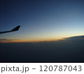 飛行機から眺める夕暮れの空 120787043