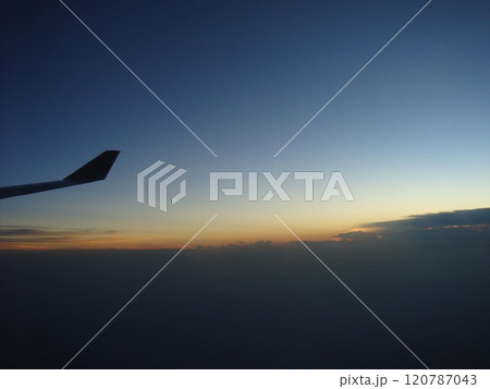 飛行機から眺める夕暮れの空 120787043