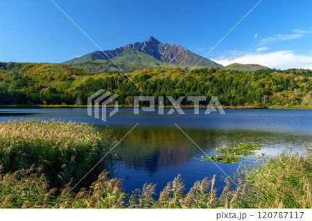 利尻島オタトマリ沼 日本百名山 北海道離島の絶景 利尻島オタトマリ沼 日本百名山 北海道離島の絶景 120787117