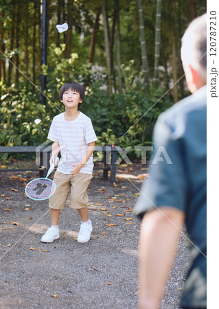 おじいちゃんとバトミントンをする男の子 おじいちゃんとバトミントンをする男の子 120787210