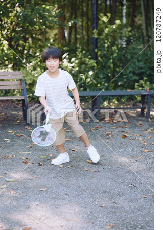 バトミントンをする男の子 120787249