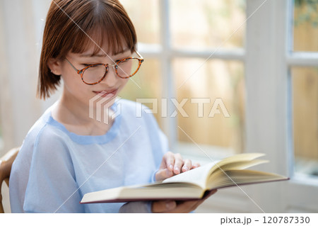 読書をする若い女性 120787330