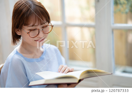 読書をする若い女性 読書をする若い女性 120787333