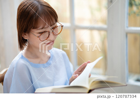 読書をする若い女性 読書をする若い女性 120787334