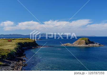 利尻島夕日ヶ丘展望台からのポンモシリ島 利尻島夕日ヶ丘展望台からのポンモシリ島 120787350