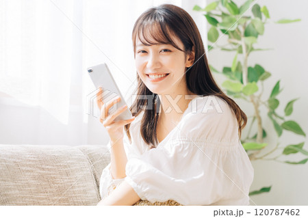 スマホを持つ女性 スマホを持つ女性 120787462