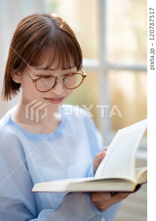 読書をする若い女性 120787517