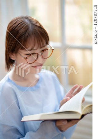 読書をする若い女性 読書をする若い女性 120787518