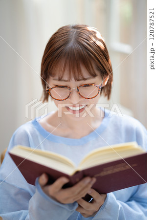読書をする若い女性 120787521