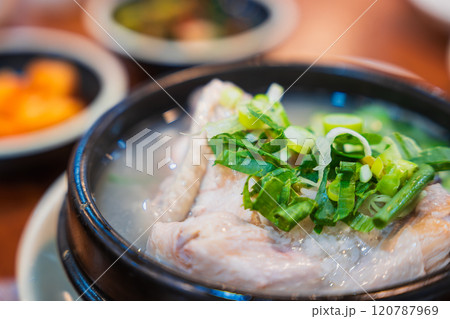本場韓国のサムゲタン（参鶏湯）　ソウル 120787969