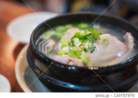 本場韓国のサムゲタン（参鶏湯）　ソウル 120787970