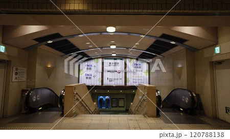 都営地下鉄大江戸線の光が丘駅A4番出入口、エスカレーターが設置され、商業施設「光が丘IMA」に直結 120788138