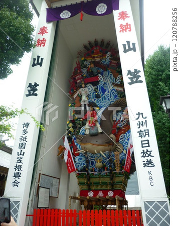 櫛田神社の境内に飾られた博多祇園山笠の飾り山 120788256