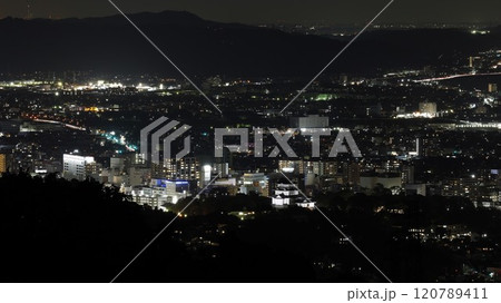 石垣山一夜城歴史公園から見た神奈川県小田原市中心部の夜景、ライトアップされた小田原城が見える 120789411