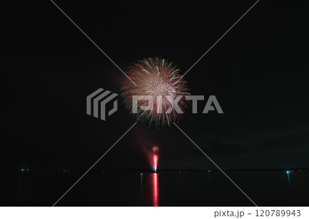 湖西市の湖西湖上花火大会の宵を彩る華麗な打ち上げ花火(静岡県) 120789943