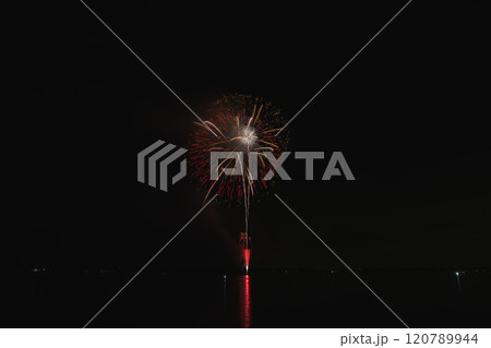 湖西市の湖西湖上花火大会の打ち上げ花火と湖面に映る花火(静岡県) 120789944