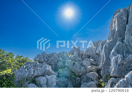 浜松市の立須の岩の間からのぞく太陽の風景(静岡県) 浜松市の立須の岩の間からのぞく太陽の風景(静岡県) 120790018
