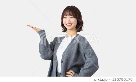手で案内をする笑顔の女性・ビジネスウーマン 120790170