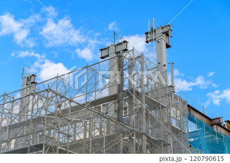 青空の建設現場　鉄骨建方工事 120790615