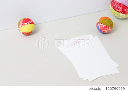 年賀状・年賀状仕舞い・寒中見舞い【コピースペース・机の上・シンプル】 120790969