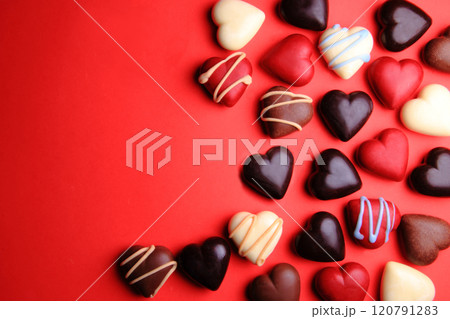 バレンタイン　24　ハート型の手作りチョコ 120791283