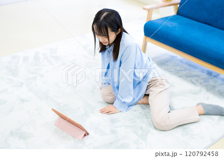 タブレットでYouTube動画を見る若い女性　休日　リラックス　動画視聴 120792458