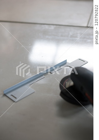 グラインダーでバリ取り作業 120792822