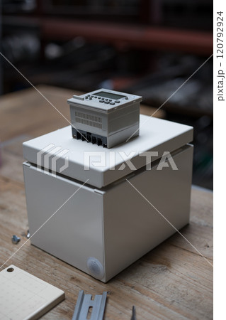 制御ボックスに機器を取付ける準備 120792924