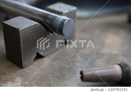TIG溶接で部品を溶接 120793291