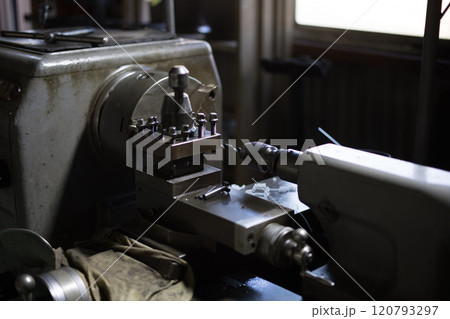 旋盤で穴あけ加工 120793297