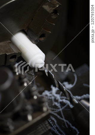 旋盤で穴あけ加工 120793304