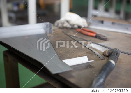 プラズマ切断機で部品を切断 120793530