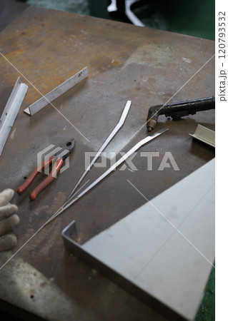 プラズマ切断機で部品を切断 120793532