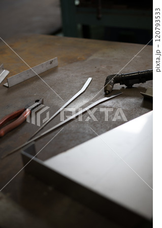 プラズマ切断機で部品を切断 120793533