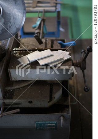 メタルソーで材料を切断 120793781