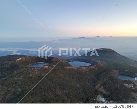 えびの高原三池と甑岳の夜明け前の空撮 120793847