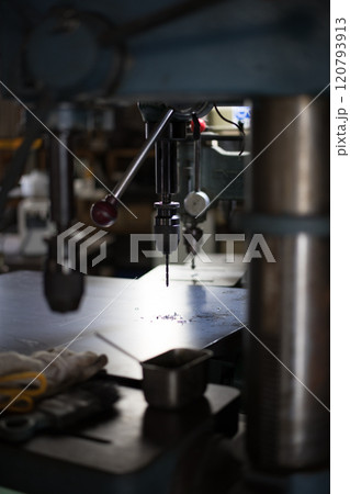 ボール盤で穴あけ加工 ボール盤で穴あけ加工 120793913