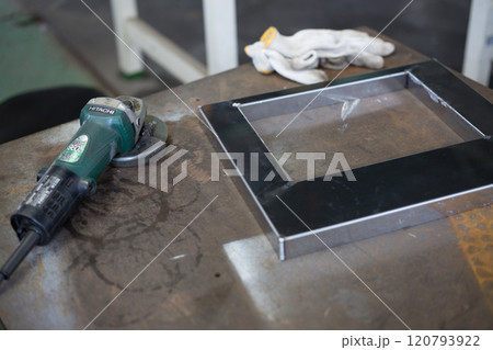 グラインダーで溶接部分の仕上げ作業 グラインダーで溶接部分の仕上げ作業 120793922