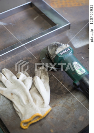 グラインダーで溶接部分の仕上げ作業 グラインダーで溶接部分の仕上げ作業 120793933