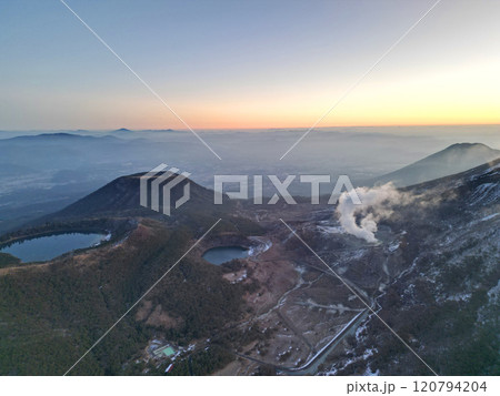 噴煙上げる韓国岳硫黄山の夜明け前の空撮 噴煙上げる韓国岳硫黄山の夜明け前の空撮 120794204