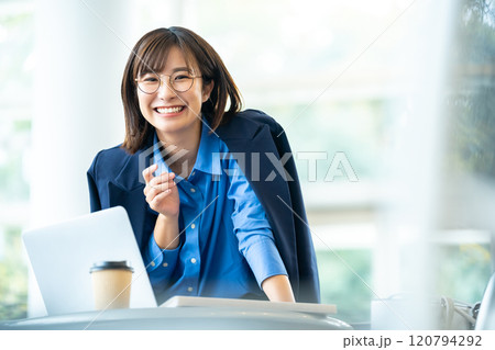 パソコンで仕事をする女性 120794292