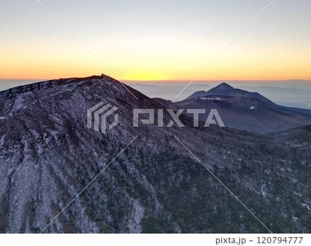 雲海に浮かぶ霧島連山の黎明の空撮 120794777