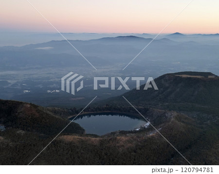 雲海に浮かぶ御池と甑岳の空撮 120794781