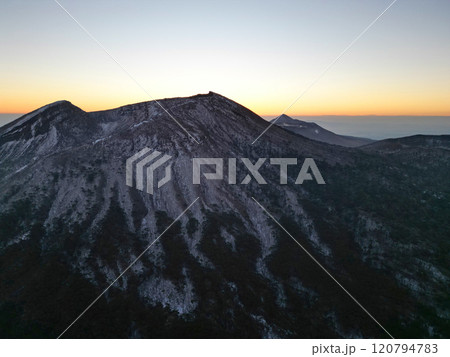 雲海に浮かぶ霧島連山の黎明シーンの空撮 120794783