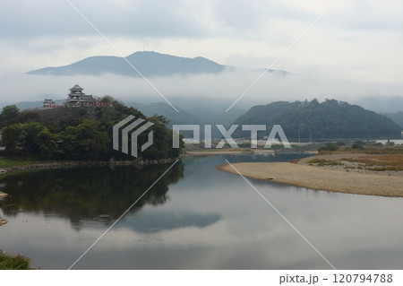 朝霧が掛かる肱川沿いの大洲城（川奥の鉄橋には特急宇和海） 120794788